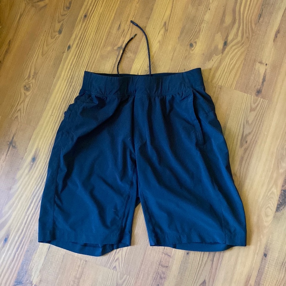 T.H.E Lululemon Mens 7” shorts